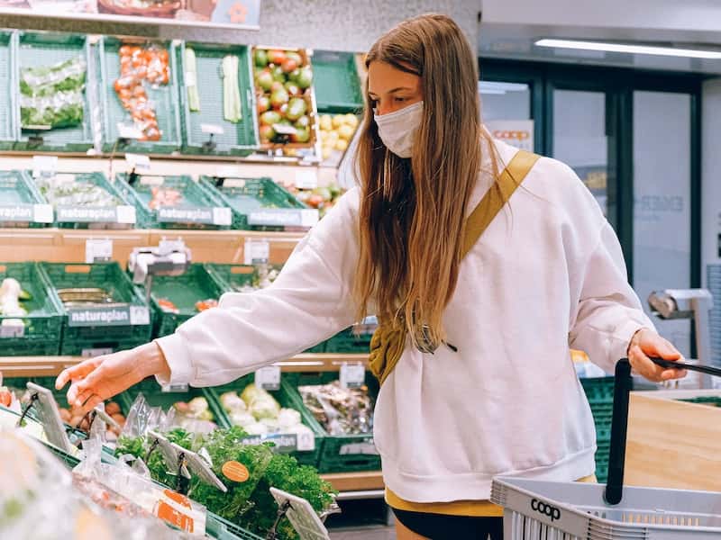 Названы самые подорожавшие и подешевевшие продукты в 2025 году