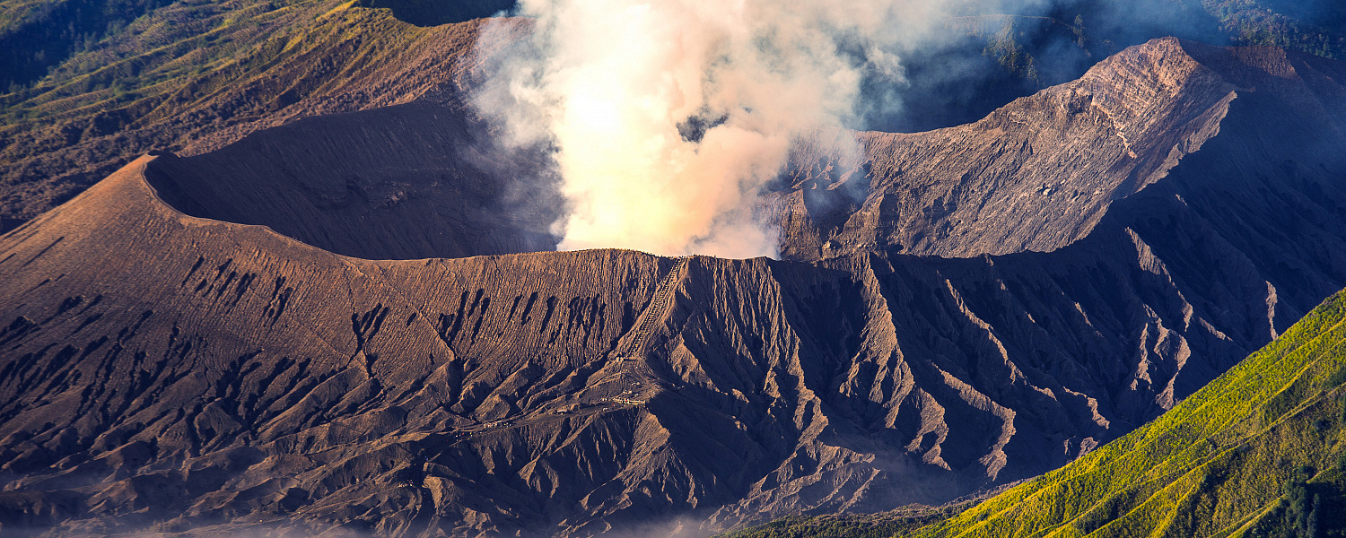 На Сицилии Этна выбросила лаву на высоту до 400 метров